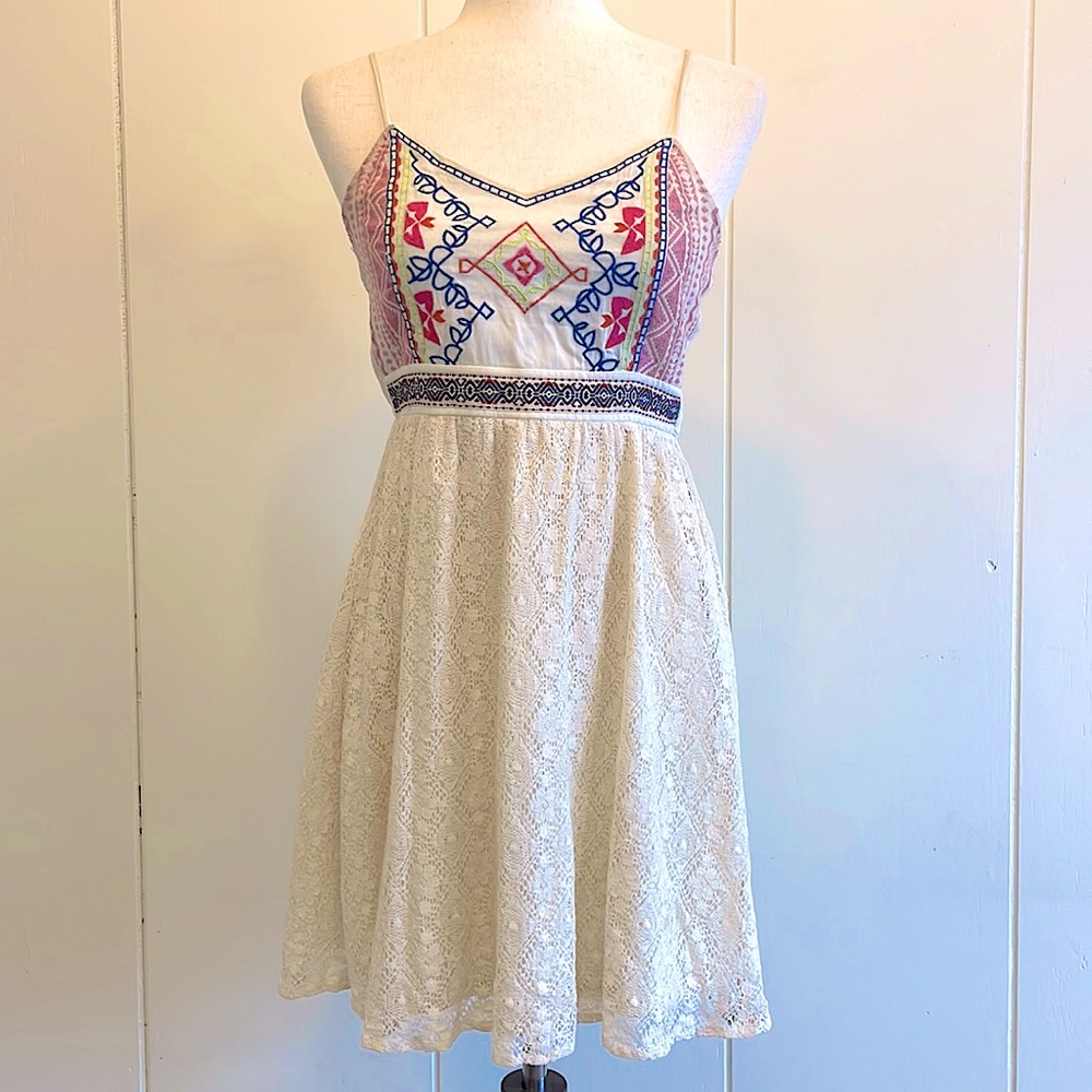 Rare Flying Tomato Dress Small Embroidery Decorative Lace Great Condition V Neck